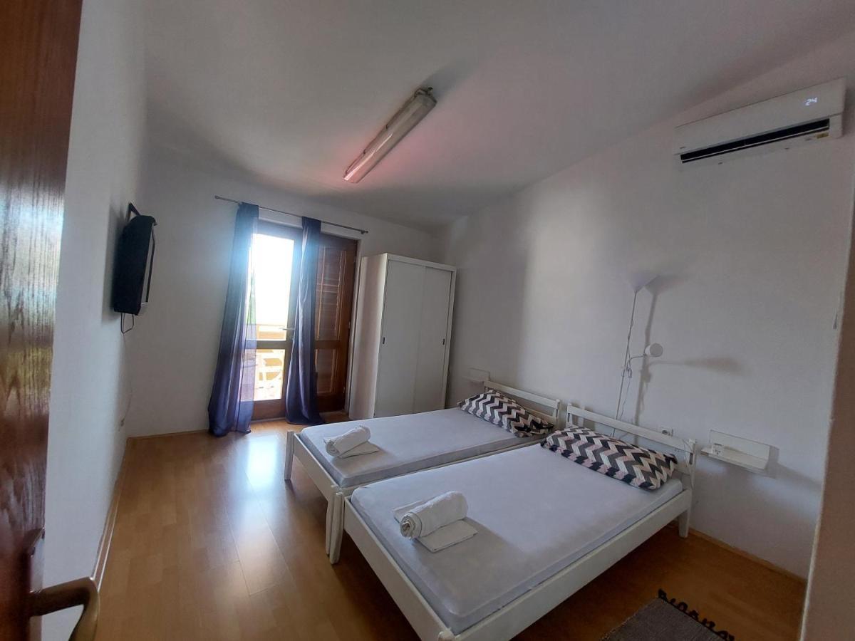 Studio-App Iva, Balcony With Sea View - 50 M From Beach Pag Town Esterno foto